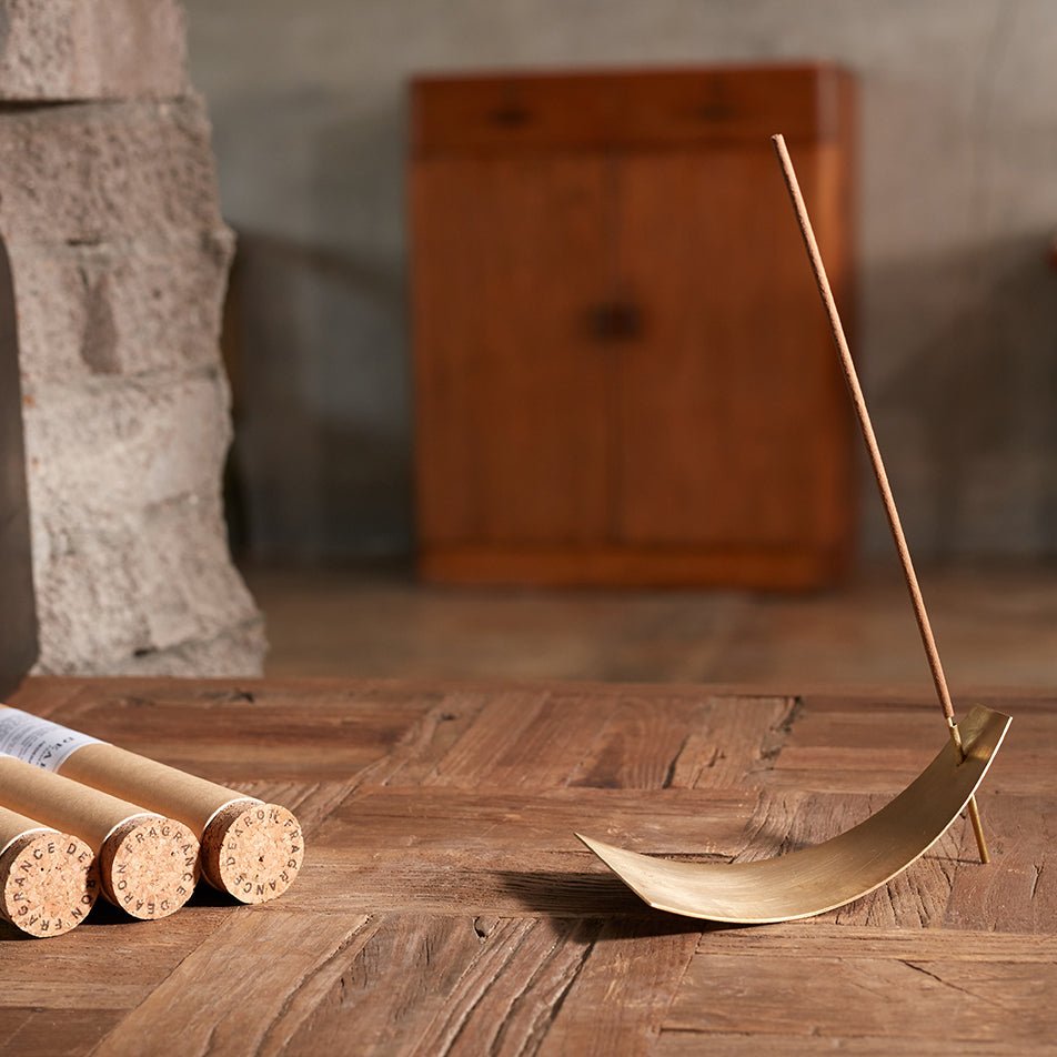 Dearon Crescent Incense Holder (Gold) 78g – Coréelle